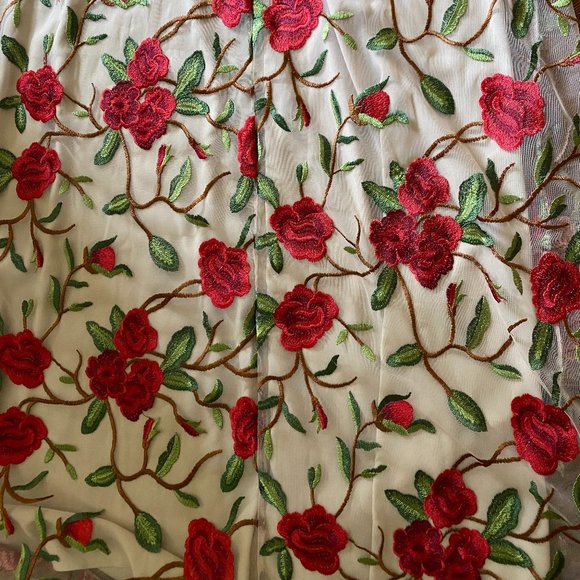 LAST CHANCE: Alice + Olivia Embroidered Red Floral V-Neck Gown - Size 0 - Picture 16 of 16